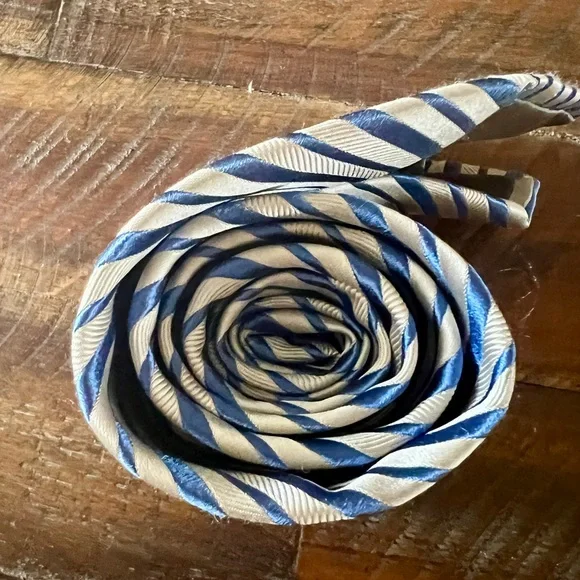 Charvet Paris Silk Tie – Silver & Blue Diagonal Stripe – Made in France - Picture 5 of 5